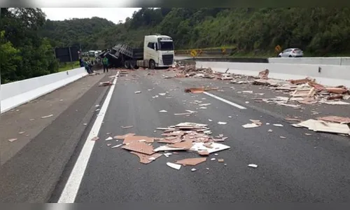 Caminhão tomba e bloqueia totalmente BR-116 sentido Curitiba