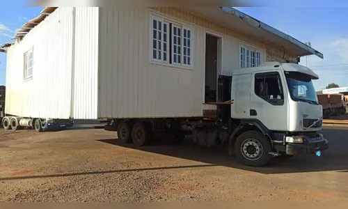 Caminhão transporta casa de 10 metros de largura em rodovia