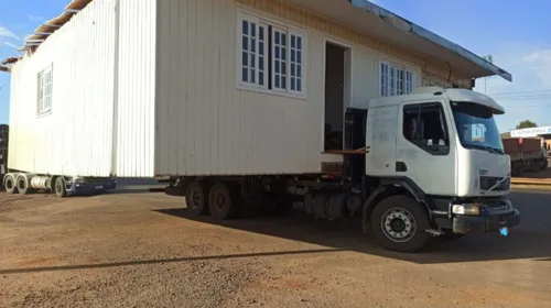 Caminhão transporta casa de 10 metros de largura em rodovia