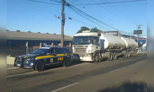 Caminhoneiro assaltado é mantido refém durante perseguição