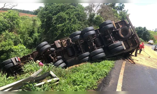 Caminhoneiro fica ferido em capotamento na PR-444