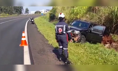 Caminhonete sai da pista e atinge barranco na PR-444