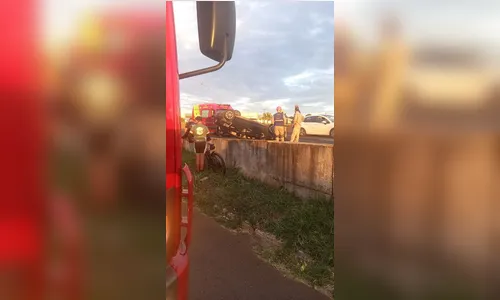 Capotamento interdita parte da BR-369 em Arapongas