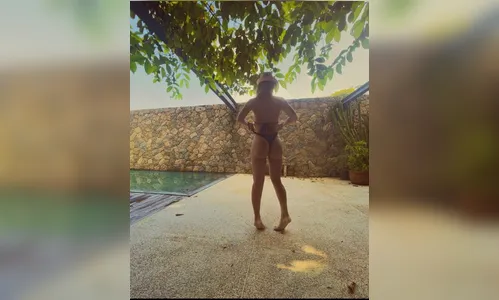 Carolina Dieckmann chama atenção em foto com biquíni