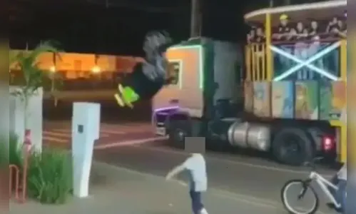 'Carreta Furacão': personagem dá salto e atinge criança