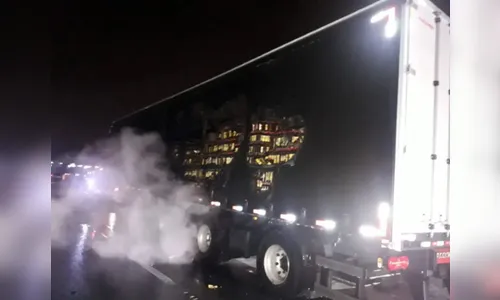 Carreta pega fogo com 20 mil litros de cachaça em Curitiba