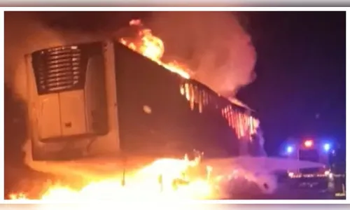 Carreta que carregava chocolate é destruída por incêndio