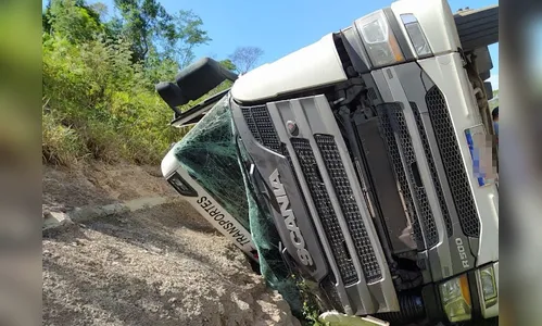 Carreta tomba entre Mauá da Serra e Ortigueira