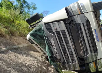 Carreta tomba entre Mauá da Serra e Ortigueira