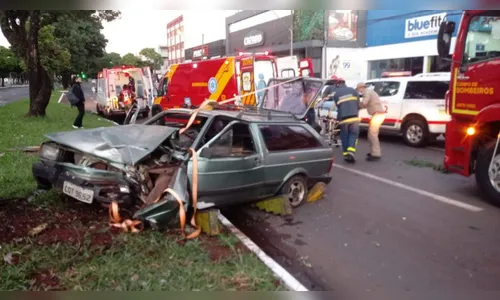 Carro bate em árvore e deixa três pessoas feridas em Maringá