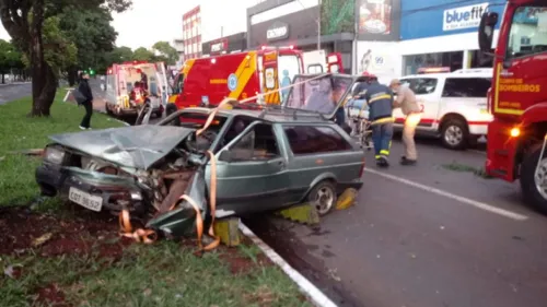 Carro bate em árvore e deixa três pessoas feridas em Maringá