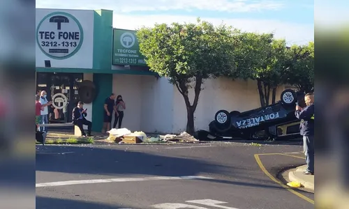 Carro de funerária capota e caixão com corpo é arremessado