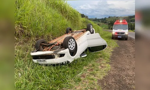 Carro desliza em esterco e capota em Apucarana