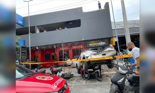 Carro despenca de estacionamento no segundo andar em Itapema