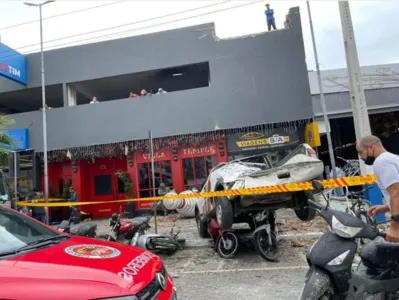 Carro despenca de estacionamento no segundo andar em Itapema