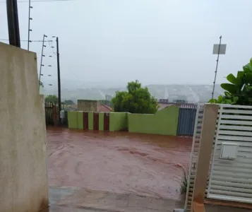 Chuva provoca alagamentos e quedas de árvores em Apucarana