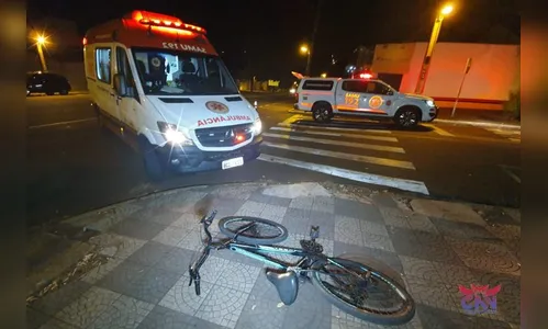 Ciclista colide em Kombi, cai e sofre traumatismo craniano