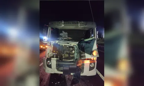 Colisão entre caminhões deixa jovem ferido na PR-444