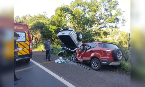 Colisão entre carro e caminhonete mata idoso na BR-277