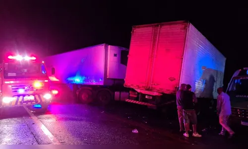 Colisão envolvendo caminhões e carros deixa feridos no PR