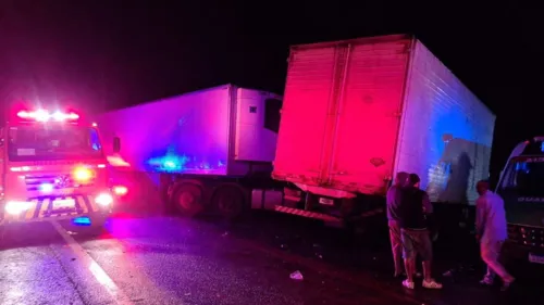 Colisão envolvendo caminhões e carros deixa feridos no PR