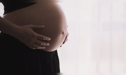 Com ajuda da mãe, jovem decapita a irmã grávida