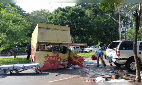 Comerciante se fere gravemente após carro colidir em trailer