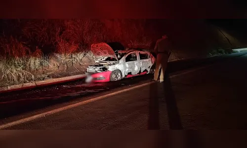 Corpo é encontrado dentro de veículo em chamas no PR