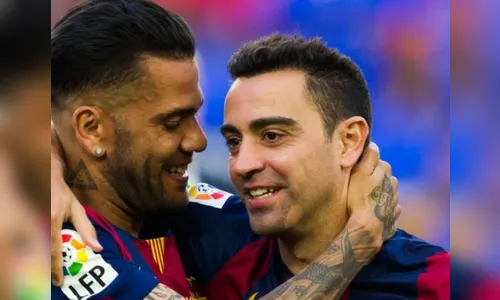 Daniel Alves festeja reencontro com Xavi no Barcelona