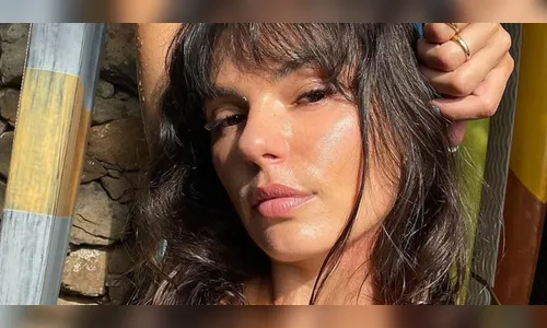 De biquíni, Isis Valverde sensualiza em praia de Noronha