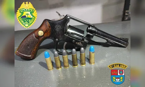 PM prende homem que circulava com arma no carro