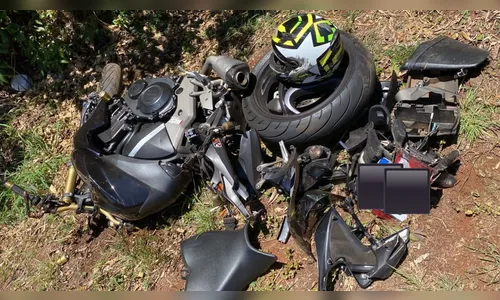 Motociclista fica gravemente ferido após bater em canaleta