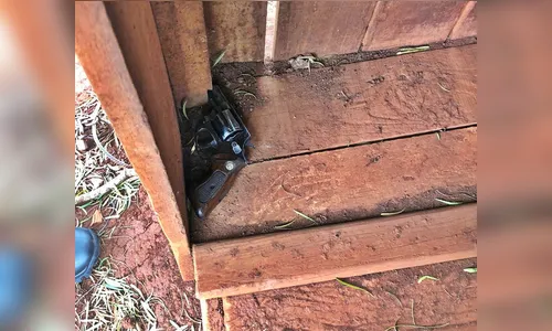 Homem ameaça esposa e esconde arma na casinha do cachorro