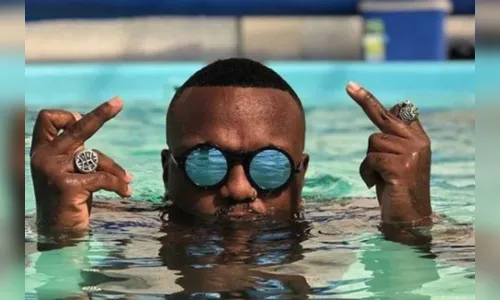 Djonga se envolve em confusão e dá soco em segurança