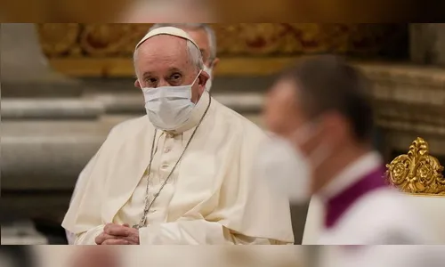 Em mensagem, papa pede paz e condena violência contra mulher