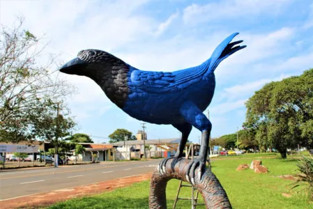 Escultura de Gralha Azul é instalada na praça da rodoviária