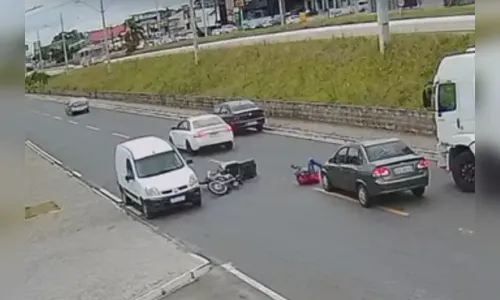 Flagrante: Motociclista cai e quase é atropelado no PR; veja