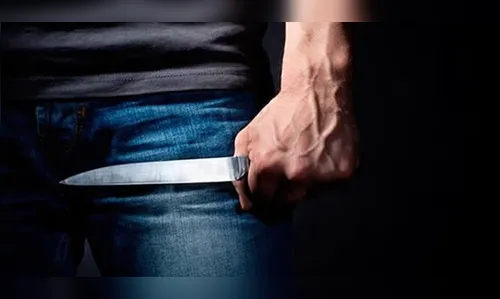 Foragido leva facada em partes íntimas durante briga