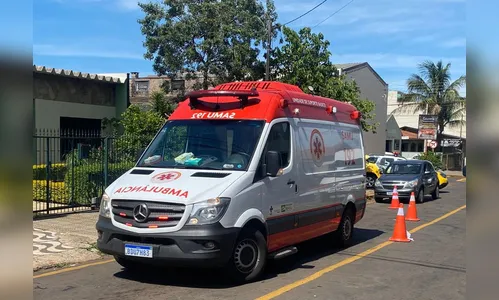 Garupa cai de moto após passar mal no centro de Apucarana