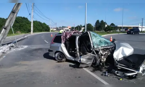 Grave: carro destrói poste e ocupante morre na PR-417