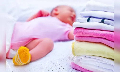 Guia de como lavar roupa de bebê e remover manchas difíceis