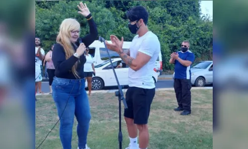 Gustavo Lima para carro e abraça pastora que pregava na rua