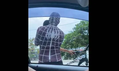 'Homem-Aranha' salta de trenzinho, enforca e derruba criança