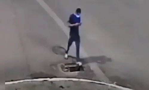 Homem cai em bueiro enquanto mexia em celular; vídeo