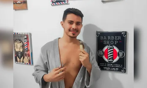 Homem cria barbearia com funcionários e clientes nus