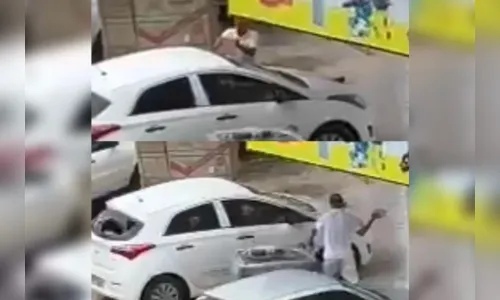 Homem destrói carro a pedradas no Distrito Federal; assista