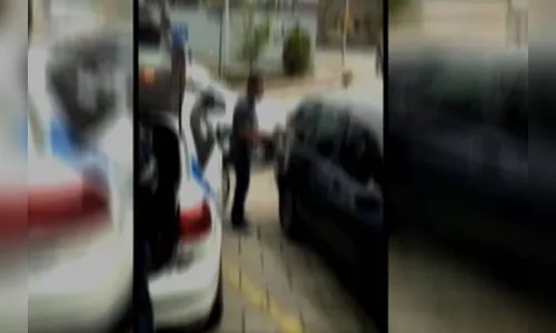 Homem destrói carro com machado após veículo ser guinchado