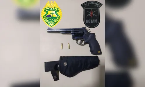 Homem é preso com revólver após disparar tiro contra veículo
