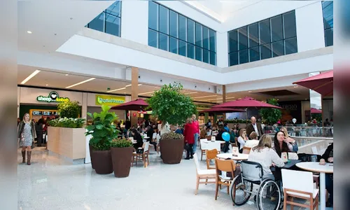 Homem encontra barata inteira dentro de lanche em shopping