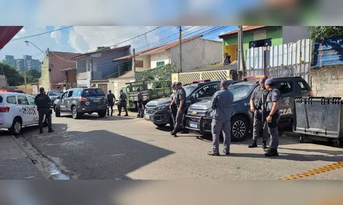 Homem esfaqueia a mulher e mata sogra após mantê-las reféns